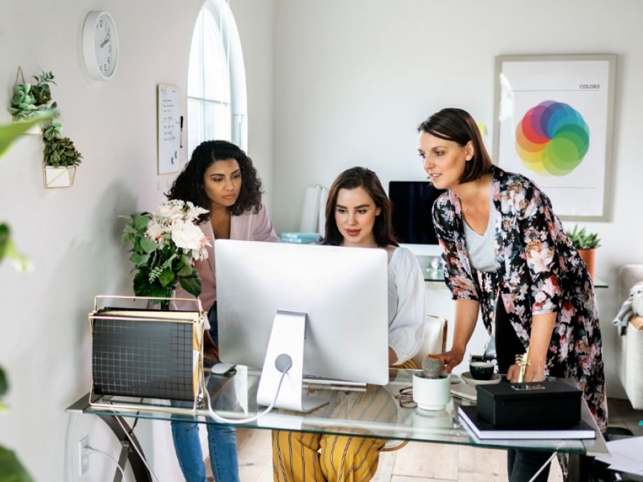 Ondernemer in thuiskantoor die samenwerkt met een virtuele assistent via videobelgesprek.