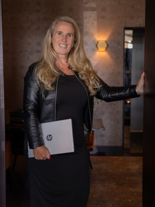 Vrouwelijke virtuele assistent aan het werk met laptop, symbool voor de slimme ondersteuning van Next Level Assistant.